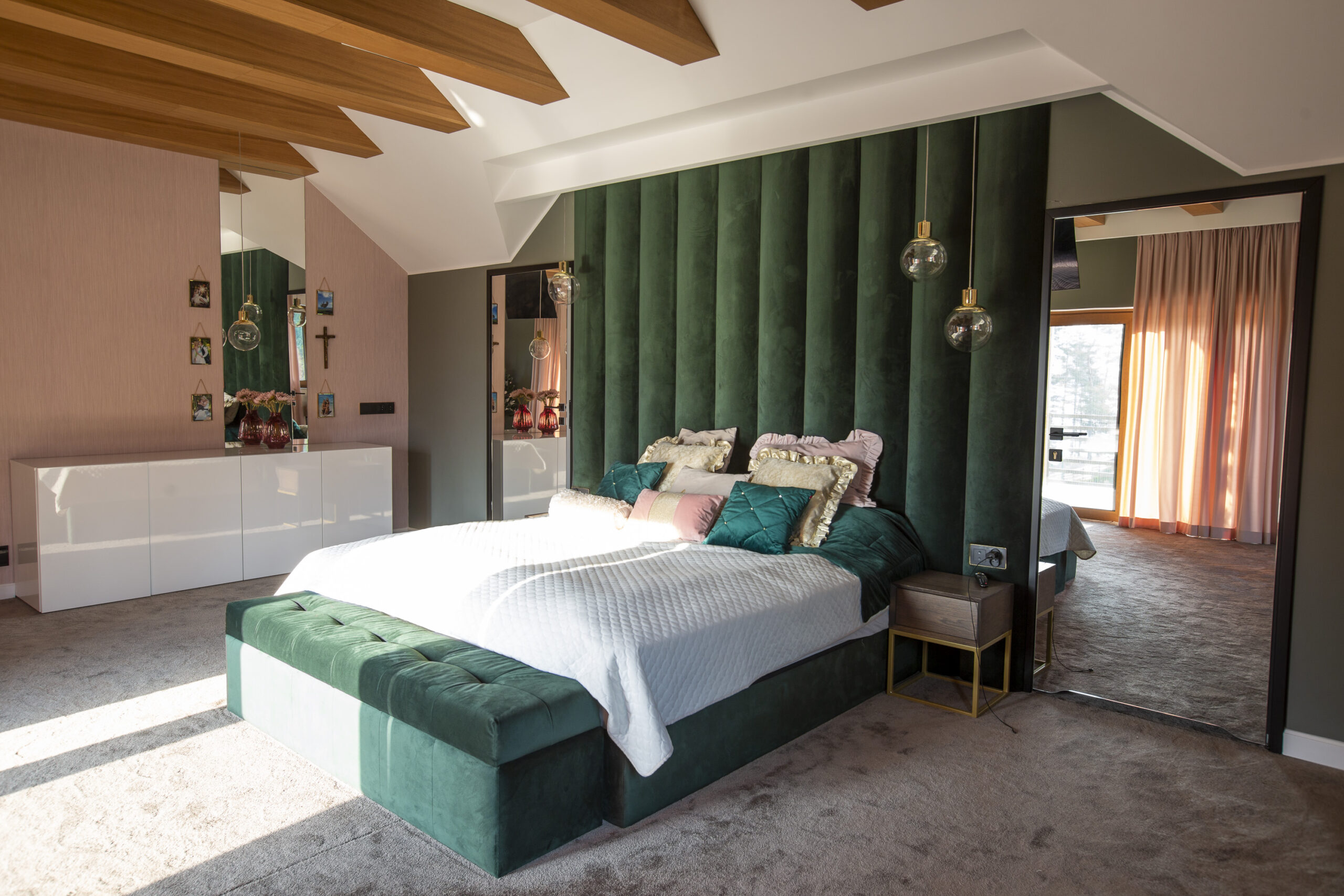 duża sypialnia, zielona z widocznymi belkami na suficie (8)